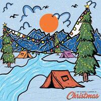 je un m une content campeur à Noël. Montagne camping Noël et aventure à le Montagne graphique ouvrages d'art pour t chemise et autres. . neige et vert Montagne. explorer le génial en plein air. vecteur