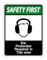 La sécurité d'abord protection auditive requise dans cette zone symbole signe sur fond blanc, illustration vectorielle vecteur
