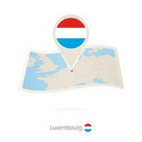 plié papier carte de Luxembourg avec drapeau épingle de Luxembourg. vecteur