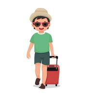mignonne peu garçon porter chapeau et des lunettes de soleil tirant valise et agitant main Aller pour en voyageant sur été vacances vecteur