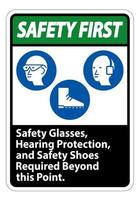 la sécurité d'abord signe des lunettes de sécurité, une protection auditive et des chaussures de sécurité requises au-delà de ce point sur fond blanc vecteur