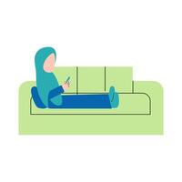 hijab femme en jouant téléphone intelligent sur canapé vecteur