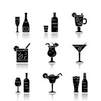 boissons ensemble d'icônes de glyphe noir ombre portée. carte de boissons alcoolisées. champagne, vodka, grog chaud, vin, bière, cocktail en verre lowball, martini, margarita, pina colada. illustrations vectorielles isolées vecteur