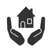 paumes ouvertes avec l'icône de glyphe de maison. assurance immobilière. symbole de silhouette. investissement immobilier. espace négatif. illustration vectorielle isolée vecteur