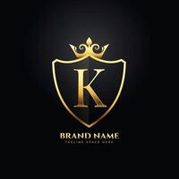 lettre k luxe logo concept avec d'or couronne vecteur