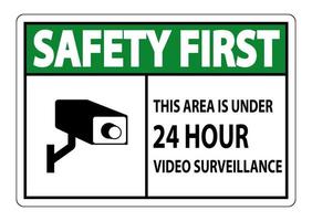 la sécurité d'abord, cette zone est sous le signe du symbole de surveillance vidéo 24 heures sur 24 isolé sur fond blanc, illustration vectorielle vecteur