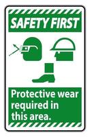 Le premier signe de sécurité des vêtements de protection est requis dans cette zone. avec des lunettes, un casque et des symboles de bottes sur fond blanc vecteur