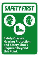 la sécurité d'abord signe des lunettes de sécurité, une protection auditive et des chaussures de sécurité requises au-delà de ce point sur fond blanc vecteur
