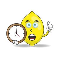 personnage mascotte citron tenant une horloge murale. illustration vectorielle vecteur