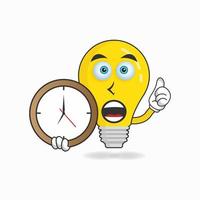 personnage mascotte ampoule tenant une horloge murale. illustration vectorielle vecteur