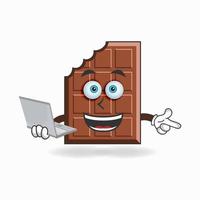 personnage mascotte au chocolat avec ordinateur portable dans la main droite. illustration vectorielle vecteur