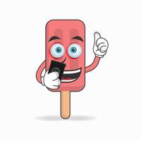personnage de mascotte de crème glacée rouge tenant un téléphone portable. illustration vectorielle vecteur