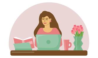 Jeune femme souriant et travail sur une portable dans le Bureau ou à maison. une confortable lieu de travail - une tableau, une ordinateur, une livre, une tasse de chaud café ou thé et une vase de fleurs. vecteur illustration.