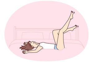 insouciant fille dans réservoir Haut et short chutes sur lit réjouissance à opportunité à se détendre. vecteur image