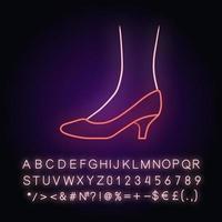 icône de lumière néon de chaussures de talon de chaton. conception de chaussures formelles élégantes pour femme. vue de côté des pompes rétro décontractées et formelles pour femmes. signe lumineux avec alphabet, chiffres et symboles. illustration vectorielle isolée vecteur