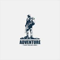 logo de montagne, conception d'emblème de camping et de randonnée, vie d'aventure vecteur