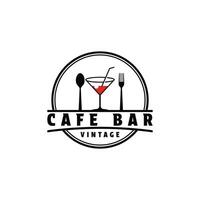 café bar cocktail bistro ancien rétro étiquette logo conception avec cuillère et fourchette vecteur