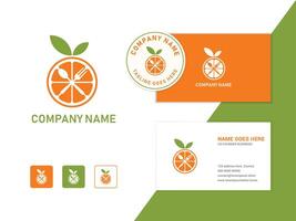 en bonne santé nourriture logo conception avec orange, cuillère et fourchette vecteur