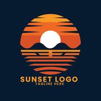 le coucher du soleil mer océan plage logo conception.palm arbre logo conception vecteur.onde logo conception.feuille arbre logo conception vecteur