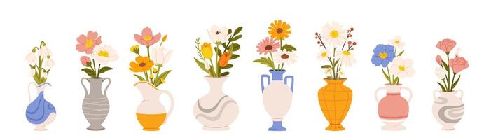 fleurs dans vases. dessin animé fleur bouquet dans céramique vase et verre bouteille. Naturel les plantes et décor dans intérieurs. célébrer floraison bouquet. vecteur collection