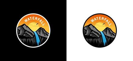 cascade logo conception, haute Montagne cascade vecteur illustration avec le coucher du soleil nuances