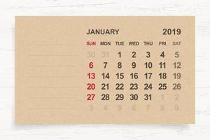 janvier 2019 - calendrier mensuel sur papier brun et fond de bois avec zone pour la note. vecteur. vecteur