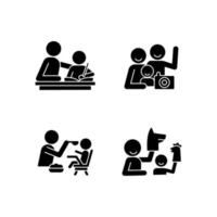 icônes de glyphe noir de style parental efficace sur un espace blanc. aide aux devoirs. portrait de famille. alimentation en chaise haute. jouer avec des marionnettes. symboles de silhouette. illustration vectorielle isolée vecteur