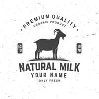 Frais Naturel Lait badge, logo. vecteur. typographie conception avec chèvre silhouette. modèle pour laitier et Lait ferme affaires - boutique, marché, emballage et menu vecteur