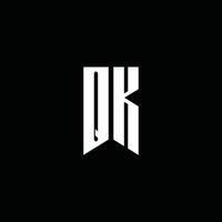 monogramme du logo qk avec style emblème isolé sur fond noir vecteur