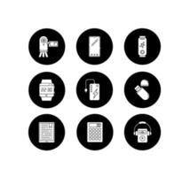 Ensemble d'icônes de glyphe d'appareils mobiles. gadgets électroniques de poche. powerbank, smartphone, caméra vidéo. lecteur flash, calculatrice. outils numériques compacts. illustrations vectorielles de silhouettes blanches dans des cercles noirs vecteur