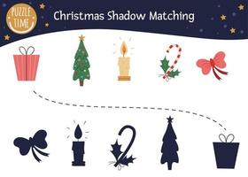 activité de correspondance d'ombre de noël pour les enfants. joli cadeau drôle, arbre de Noël, bougie, canne en bonbon, arc. trouver le bon jeu d'hiver de silhouette. vecteur