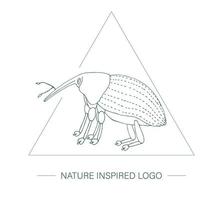 charançon tropical dessiné à la main de vecteur dans un triangle. logotype sur le thème des insectes pour un design naturel. contour de bogue isolé sur fond blanc