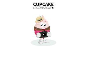 mascotte de cupcake de dessin animé, illustration vectorielle d'une mascotte de personnage de cupcake rose mignon vecteur