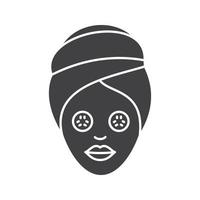 icône de glyphe de procédure spa. symbole de silhouette. femme avec masque facial de concombre. espace négatif. illustration vectorielle isolée vecteur