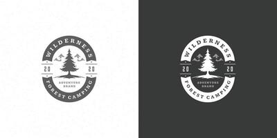 forêt camping logo emblème Extérieur aventure illustration pin des arbres silhouette vecteur