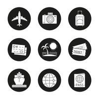 ensemble d'icônes de vacances et de voyage. cartes de crédit, île tropicale, globe, bateau de croisière, passeport, vol en avion, appareil photo, valise et billets. illustrations vectorielles de silhouettes blanches dans des cercles noirs vecteur