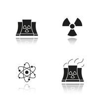 Ensemble d'icônes noires d'ombre portée de l'énergie atomique. centrale nucléaire avec symboles de fumée, de rayonnement et d'atome. illustrations vectorielles isolées vecteur