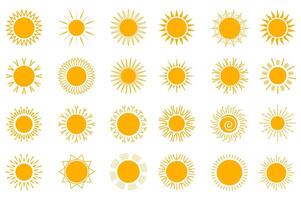 Soleil isolé graphique éléments ensemble dans plat conception. paquet de Orange soleils avec lumière du soleil dans différent formes, été géométrique ensoleillé symboles pour saisonnier décor ou temps prévision. illustration. vecteur
