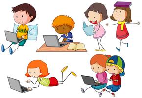 Enfants travaillant sur un ordinateur portable vecteur