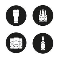ensemble d'icônes de bière. bouteilles de bière, plein verre mousseux et canettes. illustrations vectorielles de silhouettes blanches dans des cercles noirs vecteur