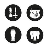 ensemble d'icônes de pub de bière. enseigne de bar en bois, verres à bière mousseux et robinet. illustrations vectorielles de silhouettes blanches dans des cercles noirs vecteur