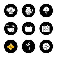 ensemble d'icônes d'été. coquillage, pichet de limonade, crème glacée, cocktail de plage, sac, palmier, valise, abeille, ballon de football. illustrations vectorielles de silhouettes blanches dans des cercles noirs vecteur