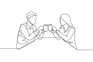 dessin continu d'une ligne jeune couple assis, tenant des tasses remplies de boissons et de toasts pour célébrer l'anniversaire de mariage. concept de famille heureuse. illustration graphique de vecteur de conception de dessin à une seule ligne