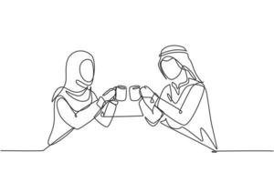 dessin d'une seule ligne jeune couple arabe assis, tenant des tasses remplies de boissons et de pain grillé pour célébrer l'anniversaire de mariage. famille heureuse. ligne continue dessiner illustration vectorielle graphique de conception vecteur