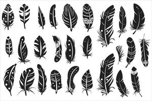 rustique ethnique décoratif plumes ensemble noir silhouette, collection de dessiné à la main plumes, ensemble de décoratif animal plumes, oiseau plume icône silhouette collection vecteur