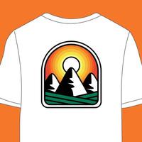 conception T-shirt Montagne lever du soleil vecteur