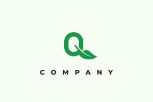 lettre q et vert feuille logo vecteur