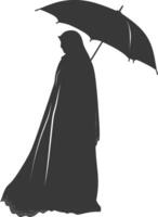 silhouette indépendant émirats femmes portant abaya avec parapluie noir Couleur seulement vecteur