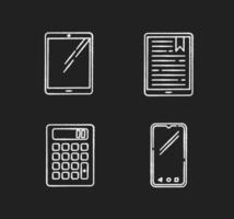 appareils mobiles craie icônes blanches sur fond noir. gadgets électroniques de poche. tablette, e-reader, e-book. smartphone, calculatrice. outils numériques compacts. illustrations de tableau de vecteur isolé