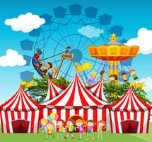 Scène de cirque avec enfants et manèges vecteur